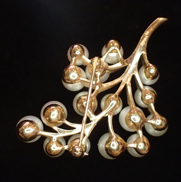 Vintage Majorica Pearl and Gold tone Brooch - Picture 3 of 6